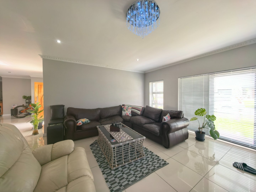 To Let 4 Bedroom Property for Rent in Blue Mountain Village Western Cape